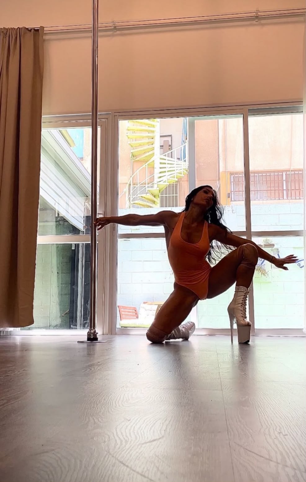 רחלי אביטבול תנועה וריקוד Pole Dance