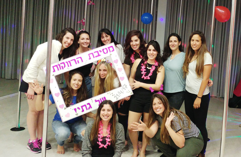 ריקוד על עמוד מסיבת רווקות